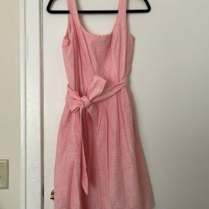 Cute dress for summer! Office or just a fun day out with friends.